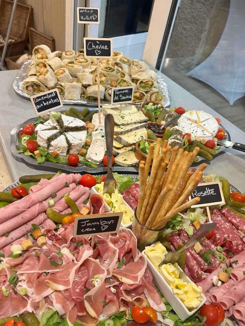 Buffet froid avec wraps, fromages et charcuterie pour un repas de groupe au Nautilus, Marseille