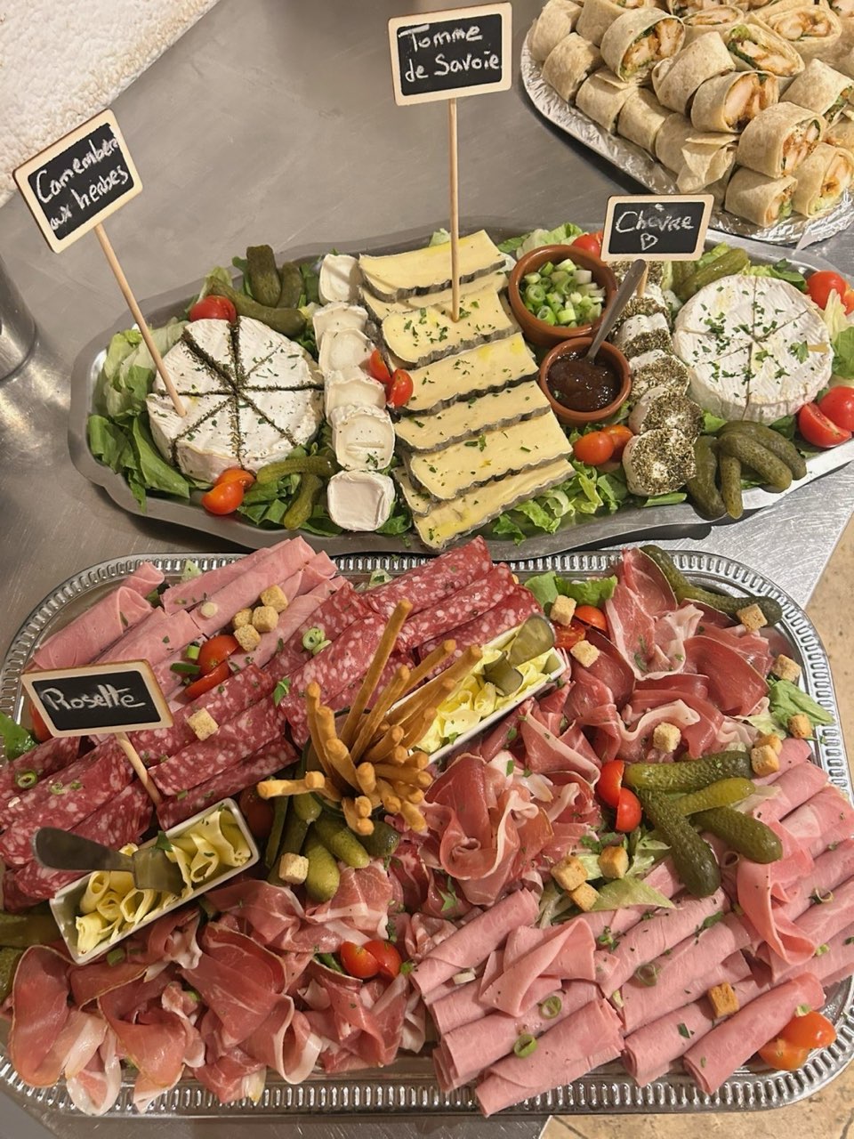 Plateaux de fromages et de charcuterie préparés pour un événement au restaurant Le Nautilus, L'Estaque
